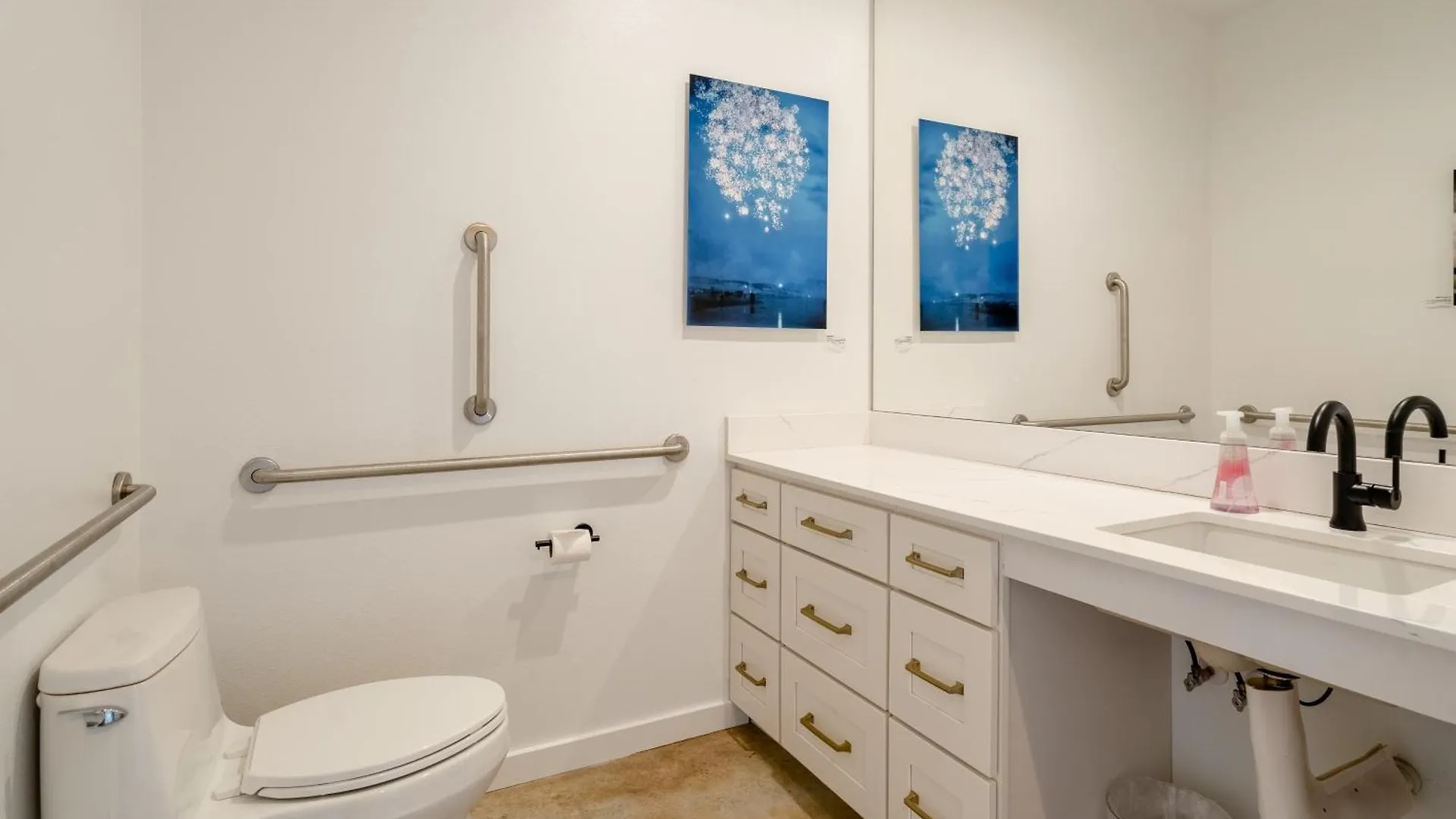 Studio Bliss Dual-Queen Stay In Vibrant Alberta Portland Apartment